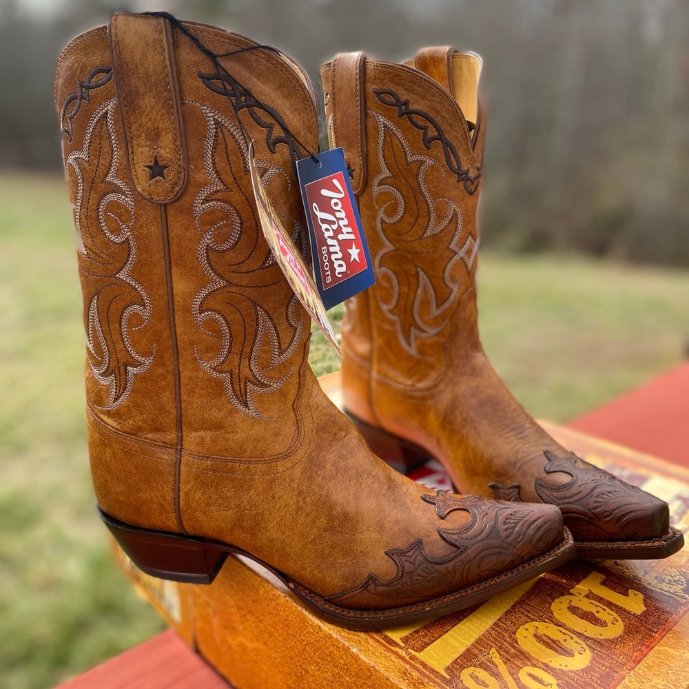 Brown Leather Cowboy Boots with Intricate Stitching and Durable Soles